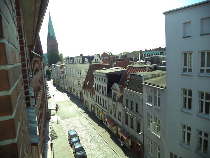 Altstadt Lübeck sofort frei !!! - 2  Zimmer beide  v. Flur zu err. WG geeignet   EBK,  Bad u. WC